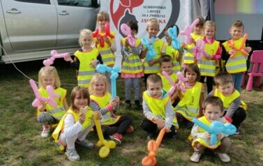 Zdjęcie grupowe. Dzieci trzymają w rękach zwierzątka zrobione z balonik&oacute;w.