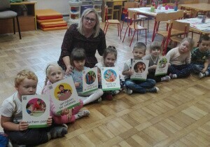 Zdjęcie nauczycielki z dzięcmi.