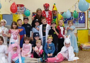 Zdjęcie grupowe dzieci przebranych na bal karnawałowy.