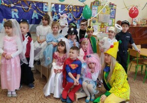 Zdjęcie grupowe dzieci przebranych na bal karnawałowy.
