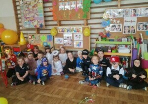 Zdjęcie grupowe dzieci przebranych na bal karnawałowy.