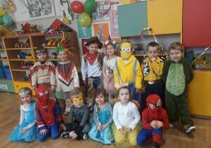 Zdjęcie grupowe dzieci przebranych na bal karnawałowy.