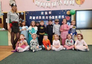 Zdjęcie grupowe dzieci przebranych na bal karnawałowy.