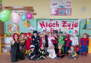 Zdjęcie grupowe dzieci przebranych z okazji balu karnawałowego.