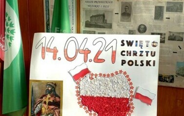 Zdjęcie plakatu święto chrztu Polski 14 kwietnia 2021 roku. Za plakatem jest logo przedszkola.