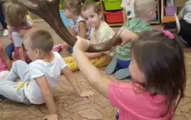 Dzieci oglądają eksponaty naturalne.