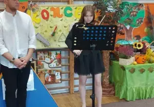 Dziewczynka gra na skrzypcach.