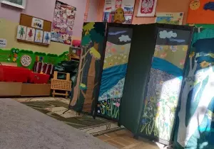 Na zdjęciu widać teatrzyk ozdobiony drzewami, łąką. Widoczna jest kukiełka kartofel.