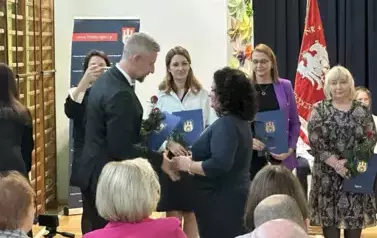 Nauczycielka otrzymuje gratulacje od Prezydenta Miasta Zgierza.