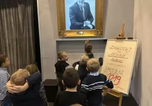 Dzieci stoją w teatrze przed obrazem. Przyglądają się.