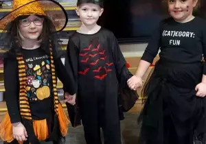 Dzieci w strojach halloweenowych.