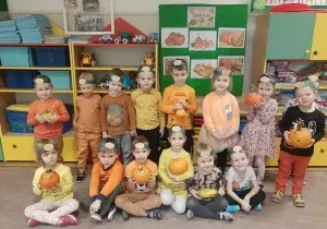 Zdjęcie grupowe dzieci z dyniami.