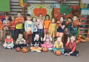 Zdjęcie grupowe z dyniami.