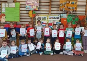 Zdjęcie grupowe dzieci z pracami plastycznymi mapa Polski.