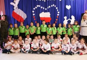 Zdjęcie grupowe dzieci z koła zuchowego Leśne Ludki i grupy przedszkolnej.