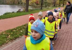 Dzieci idą na wycieczkę do muzeum.