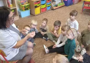 Pielęgniarka demonstruje przyrządy pielęgniarskie.