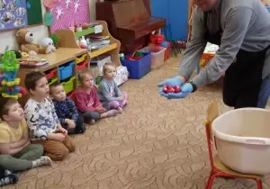 Dzieci oglądają warzywa.