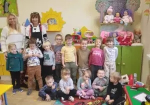 Dzieci pozują do zdjęcia grupowego.