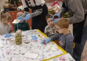 Dzieci pr&oacute;bują kiszonki.