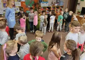 Dzieci stoją w parach. Zwr&oacute;cone są do siebie twarzami. Nauczycielka tłumaczy im na czym polega zabawa.