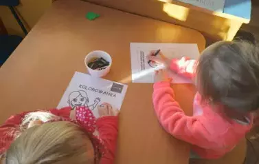 Dzieci wykonują pracę plastyczną.