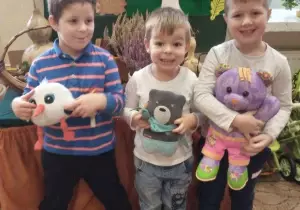 Dzieci prezentują przyniesione misie.