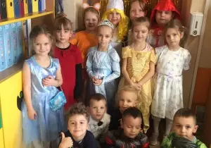 Zdjęcie grupowe dzieci przebranych na bal andrzejkowy.