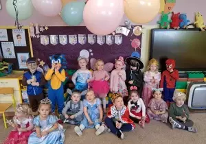 Zdjęcie grupowe dzieci przebranych na bal andrzejkowy.