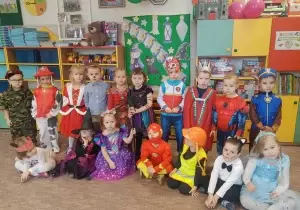 Zdjęcie grupowe dzieci przebranych na bal andrzejkowy.
