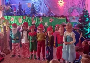 Zdjęcie dzieci przebranych za kr&oacute;lewnę śnieżkę i siedmiu krasnoludk&oacute;w.