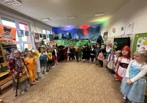 Grupowe zdjęcie wszystkich aktor&oacute;w w sali przedszkolnej.