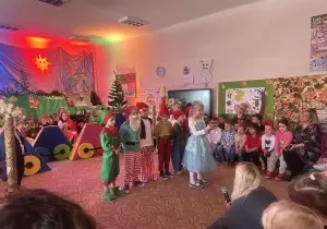 Zdjęcie występujących dzieci. Chłopcy przebrani są za krasnoludki. Dziewczynka za kr&oacute;lewnę śnieżkę.