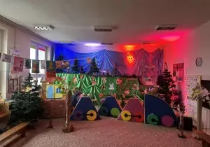 Zdjęcie sali przedszkolnej z dekoracją na przedstawienie teatralne