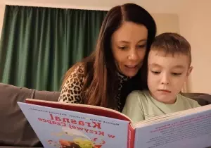 Mama czyta chłopcu książkę.