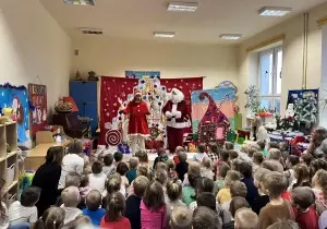 Zdjęcie przedstawienia teatralnego z mikołajem i śnieżynką.