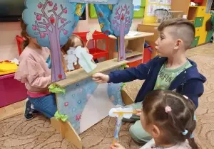 Dzieci bawią się w teatr