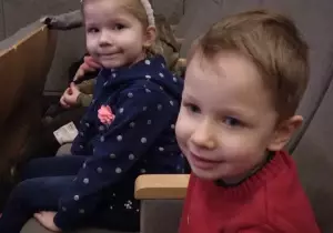 Dzieci w sali kinowej w oczekiwaniu na film.