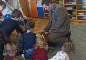 Leśnik pokazuje dzieciom eksponaty. 