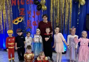 Zdjęcie grupowe dzieci na balu. Dzieci przebrane są za postacie bajkowe