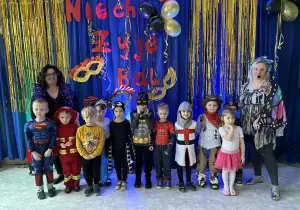 Zdjęcie grupowe dzieci na balu. Dzieci przebrane są za postacie bajkowe
