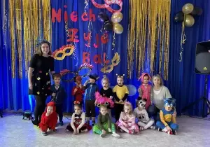 Zdjęcie grupowe dzieci na balu. Dzieci przebrane są za postacie bajkowe