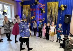 Dzieci bawią się na balu karnawałowym.