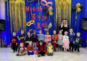 Zdjęcie grupowe dzieci na balu. Dzieci przebrane są za postacie bajkowe.