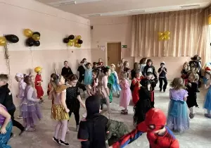 Dzieci bawią się na balu karnawałowym.