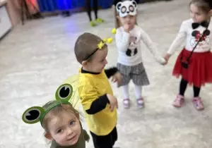 Dzieci bawią się na balu karnawałowym.