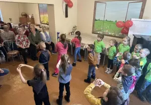 Dzieci występują w Domu Dziennego Pobytu Senior Vigor. Rozpoczynają taniec. 