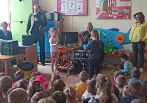 Chłopiec z dziewczynką grają na perkusji.