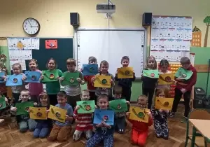 Zdjęcie grupowe dzieci z pracami plastycznymi.