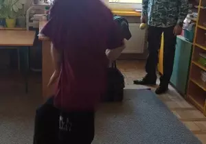 Pan tańczy hip hop.
